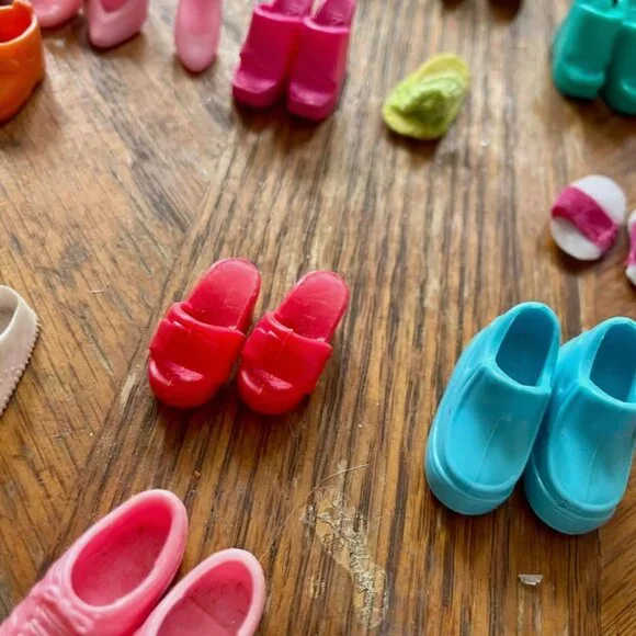 23 Pairs + Singles Barbie Doll Shoes Lot 1990 Flats Heels Boots - Picture 6 of 6